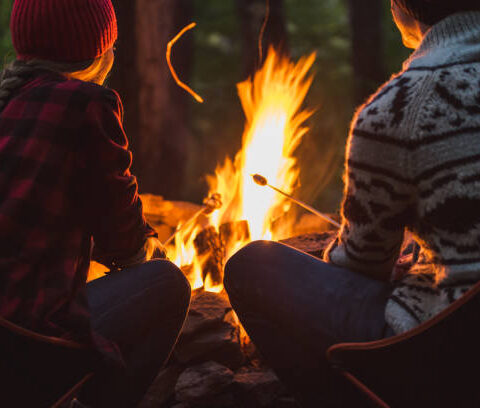 mit Familie am Feuer